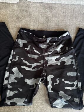 90 Degree By Reflex Black & Gray Camo Leggings